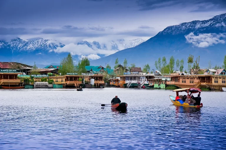 kashmir-tour-package-Yoshi-Travels